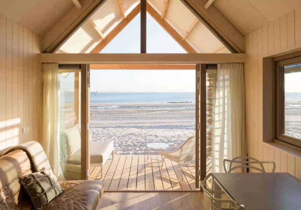 Strandhuisje-met-uitzicht-op-zee
