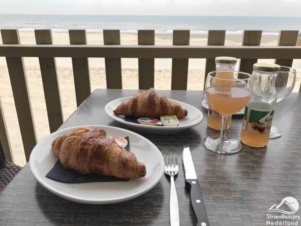 Ontbijt bij het strandhuisje