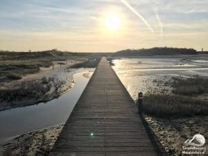 Holzsteg nach dem Strand