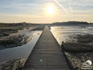 Holzsteg nach dem Strand